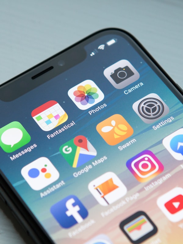 斗球App在iPhone灵动岛和iPad上的界面预览效果图